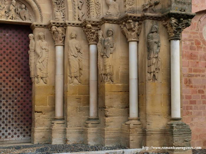 COLUMNAS Y CAPITELES DEL LADO SUR